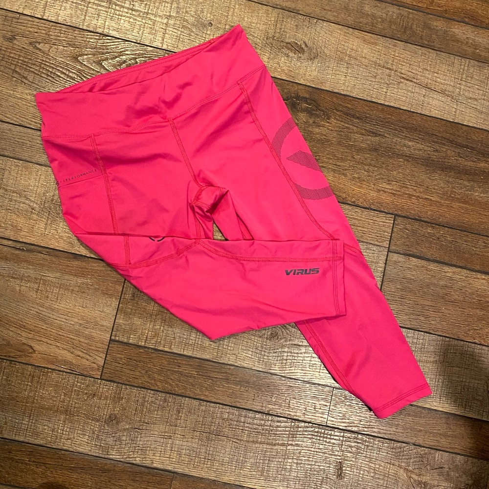 Virus Cropped Compression Leggings